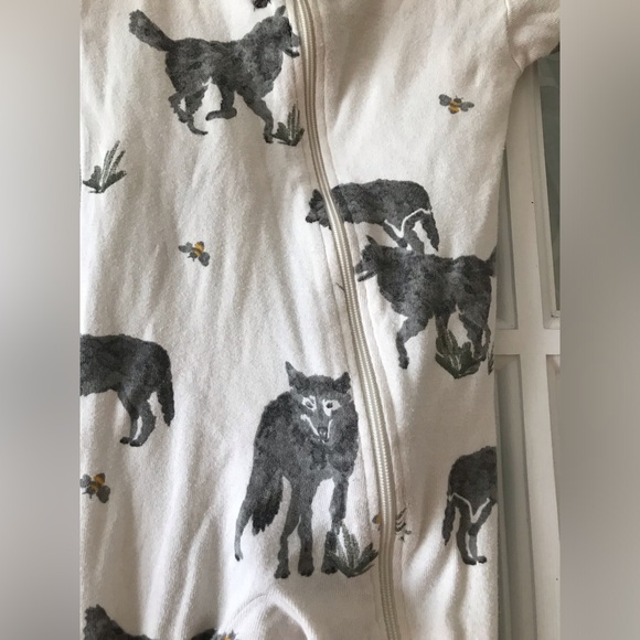 Burt’s Bees size 6-9 months zip-up footie, wolves on creamy white background EUC - Picture 2 of 5